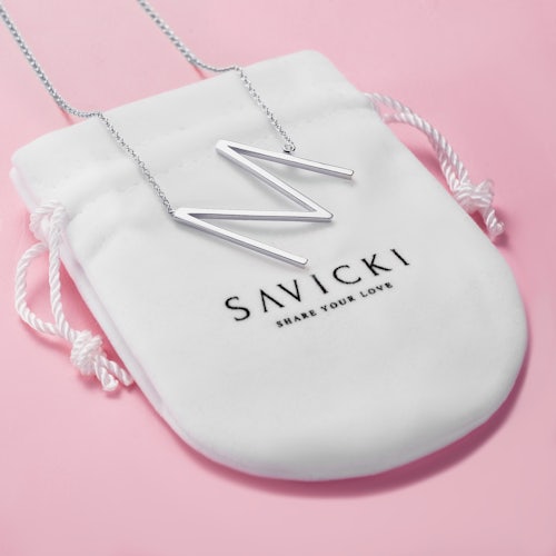 Naszyjnik celebrytka litera M Savicki: srebrny, biały szafir